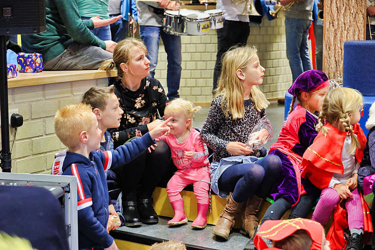 Aankomst van de Sint en zijn Zwarte Pieten in Waarder_063